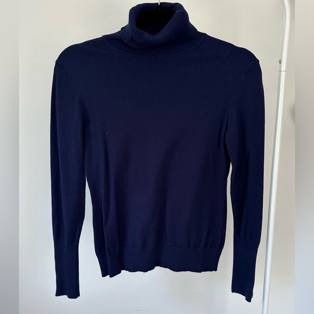 Savida ladies knit turtleneck worn once.

Velvet buttons on sleeves.